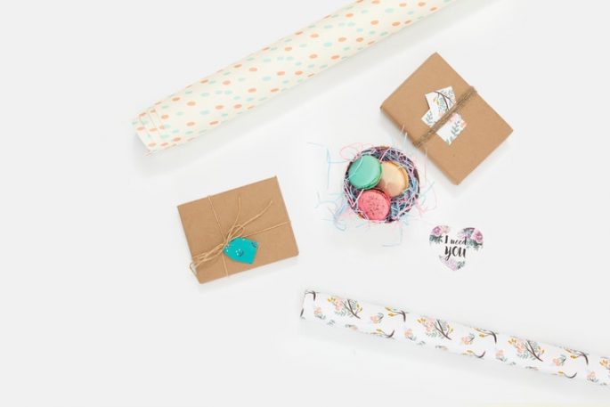 Beautiful Simple Custom Packaging With Cardboard, Tissue Paper, Stickers